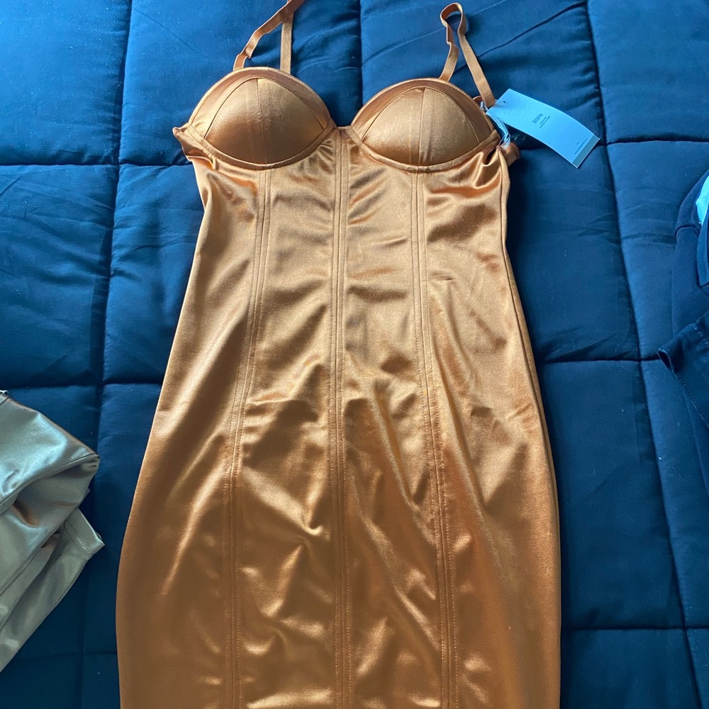 New fitted gold dress